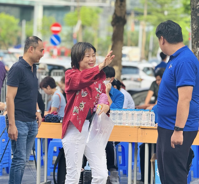 Những cái vẫy tay động viên từ phụ huynh ở phía trước điểm thi