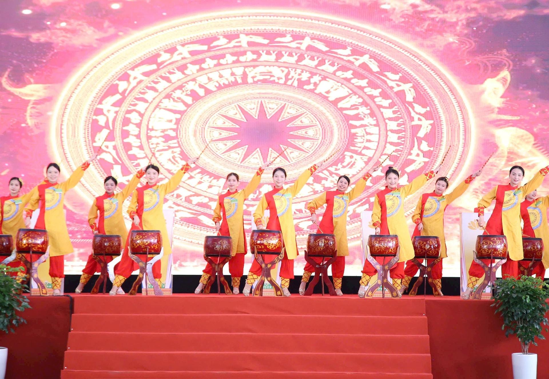van-nghe-chao-mung.jpg