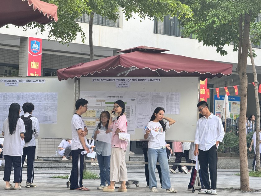 Thí sinh đến sớm, xem lại số báo danh trong lúc chờ gọi vào phòng thi.