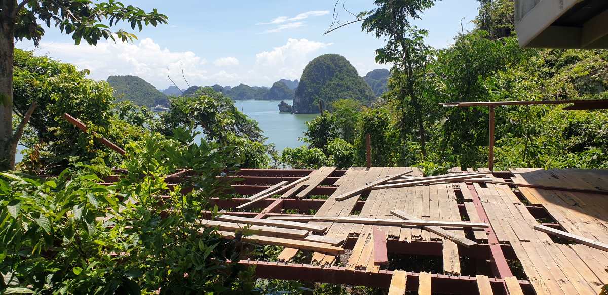 Chỉ riêng số tiền đầu tư làm hệ thống đường ngắm cảnh xung quanh đảo đã lên tới vài chục tỉ đồng. Ảnh: Nguyễn Hùng
