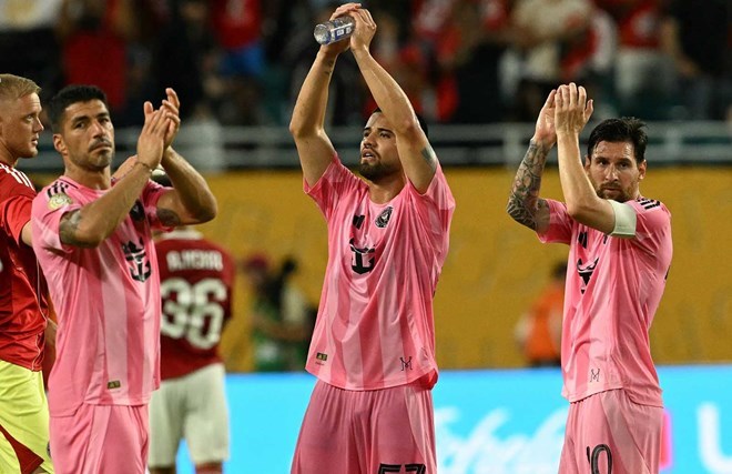 Messi hay Suarez đã ở bên kia sườn dốc sự nghiệp. Ảnh: AFP