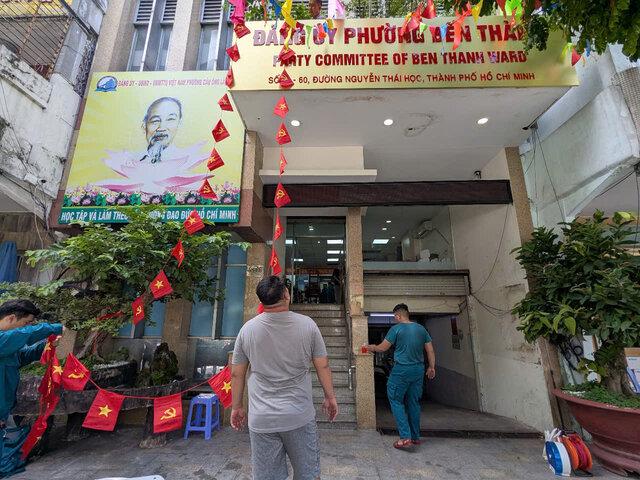 Trụ sở Đảng ủy phường mới Bến Thành đã được lắp đặt bảng tên. Ảnh: Anh Tú