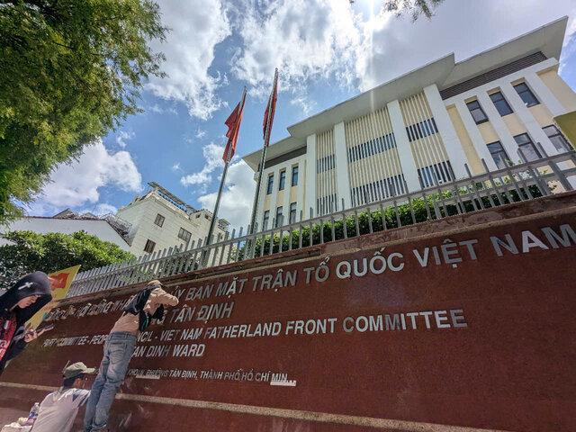 Hiện công nhân đang lắp đặt bảng tên trụ sở làm việc mới của phường Tân Định. Ảnh: Anh Tú