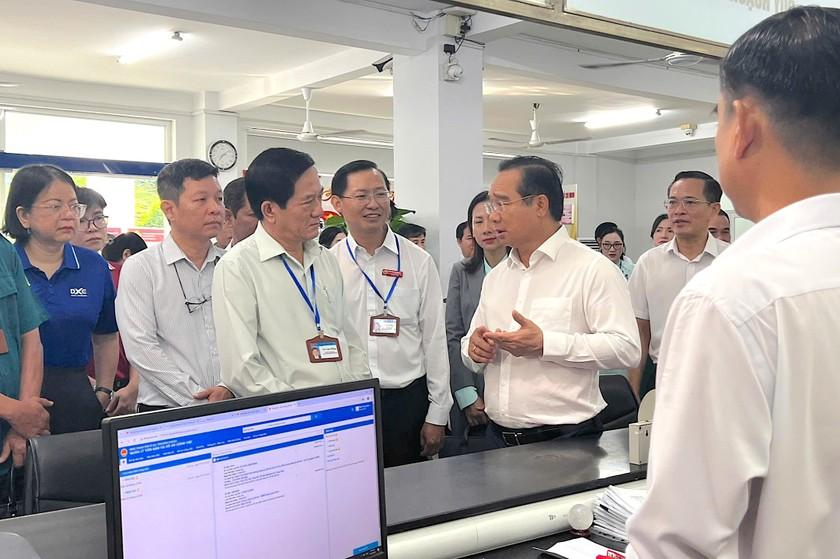 Chủ tịch UBND TP. Hồ Chí Minh - Nguyễn Văn Được khảo sát tại Trung tâm phục vụ hành chính công phường Dĩ An.