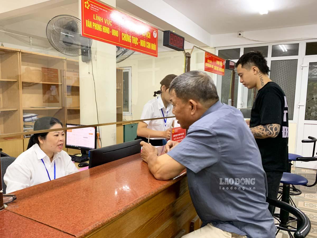 Người dân đến làm thủ tục hành chính tại phường Nam Định (tỉnh Ninh Bình). Ảnh: Lương Hà