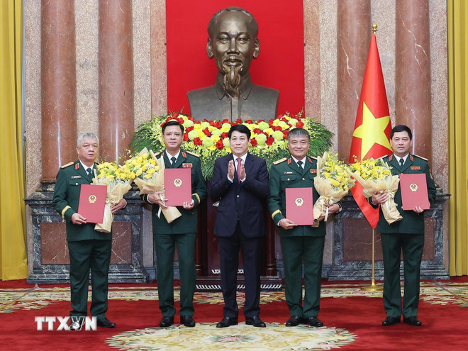 Chủ tịch nước Lương Cường trao Quyết định thăng quân hàm từ Trung tướng lên Thượng tướng đối với các Ủy viên Trung ương Đảng, Ủy viên Quân ủy Trung ương: Nguyễn Hồng Thái, Thứ trưởng Bộ Quốc phòng; Nguyễn Văn Hiền, Thứ trưởng Bộ Quốc phòng; Nguyễn Trường Thắng, Thứ trưởng Bộ Quốc phòng; Nguyễn Quang Ngọc, Phó Tổng Tham mưu trưởng Quân đội nhân dân Việt Nam. Ảnh: TTXVN