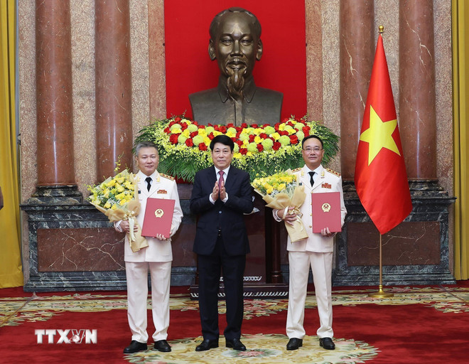 Chủ tịch nước Lương Cường trao Quyết định thăng cấp bậc hàm từ Trung tướng lên Thượng tướng với 2 Thứ trưởng Bộ Công an. Ảnh: TTXVN