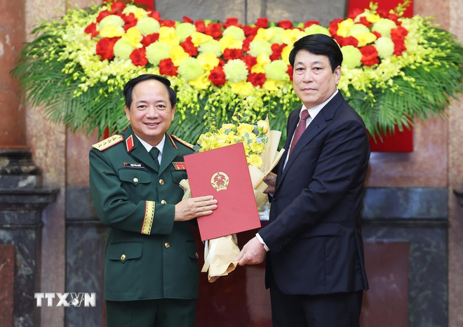 Chủ tịch nước Lương Cường trao quyết định thăng quân hàm từ Thượng tướng lên Đại tướng với đồng chí Trịnh Văn Quyết. Ảnh: TTXVN