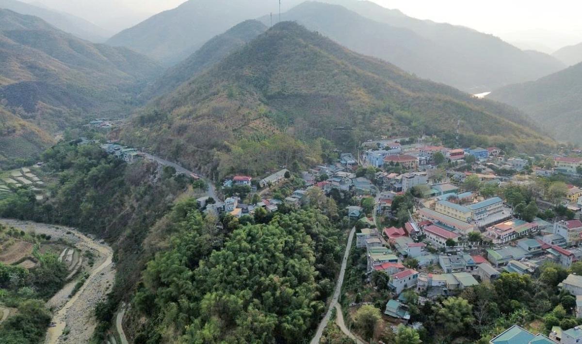 Nhiều cán bộ sở ngành được biệt phái lên xã Mường Lát,