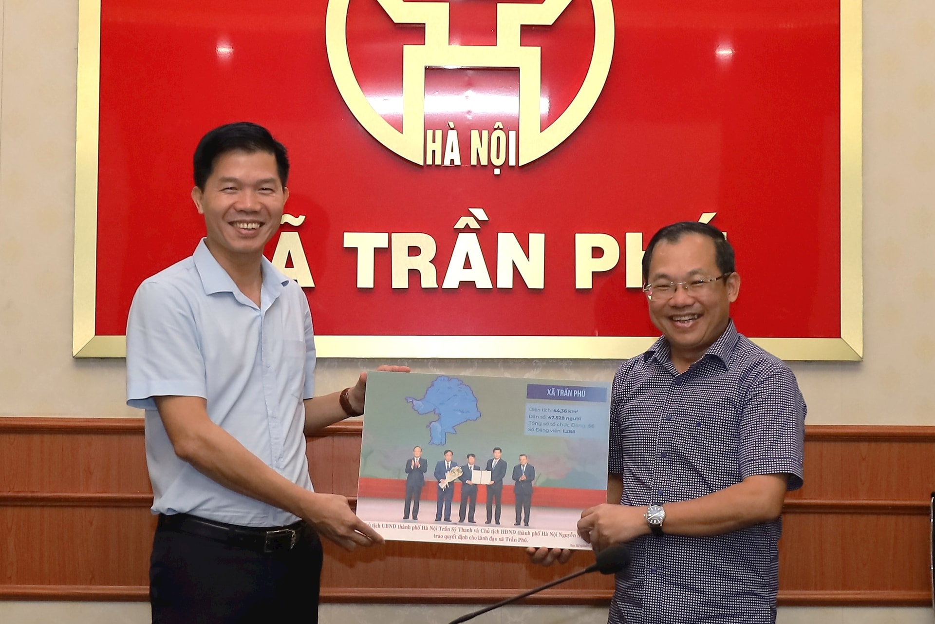 Đoàn công tác Báo Hànộimới tặng đại diện lãnh đạo xã Trần Phú kỷ vật lưu niệm thời khắc nhận quyết định thành lập xã mới. Ảnh: Kim Nhuệ