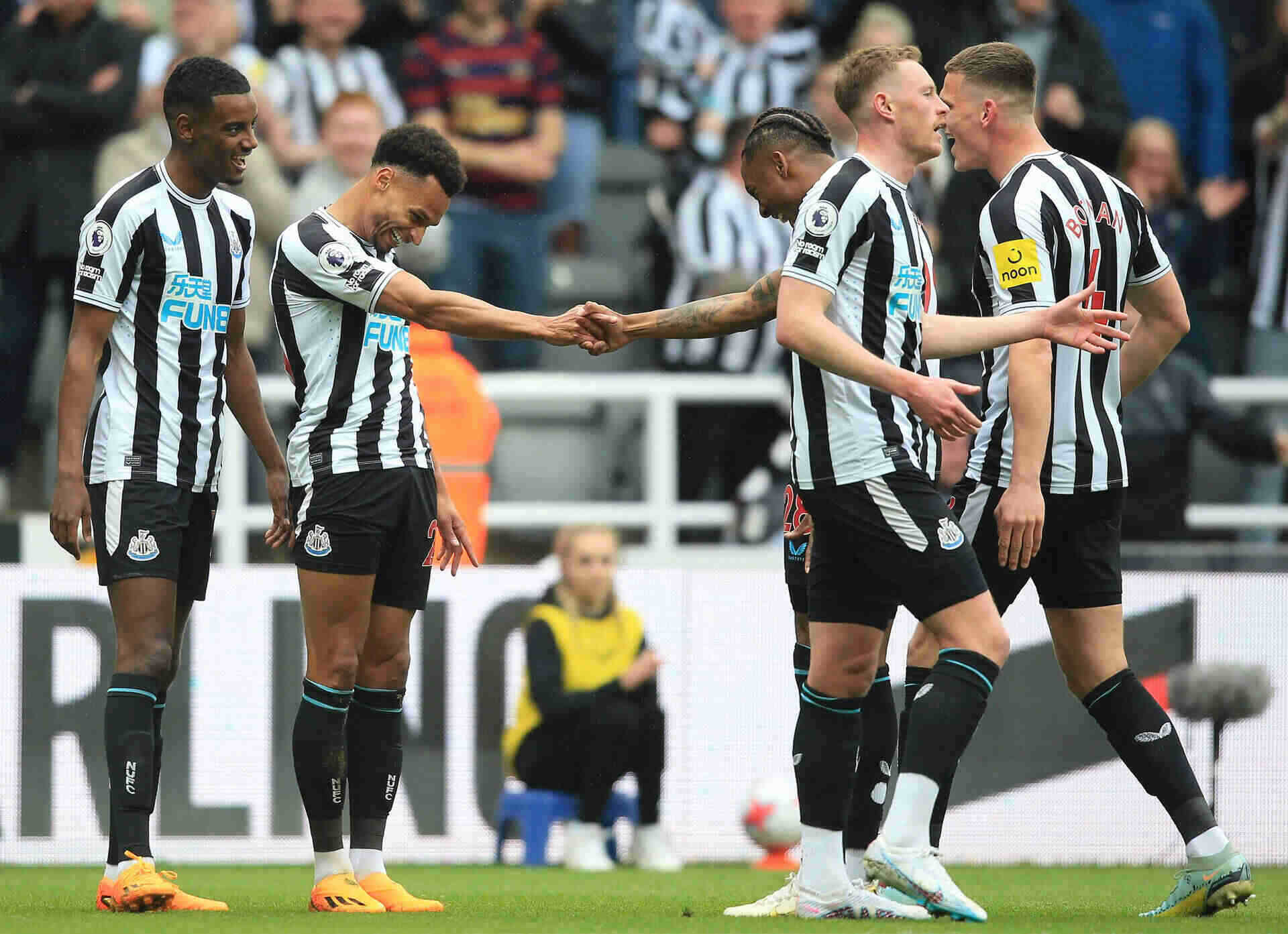 Alexander Isak (trái) được kì vọng đủ sức nâng tầm hàng công Liverpool. Ảnh: AFP