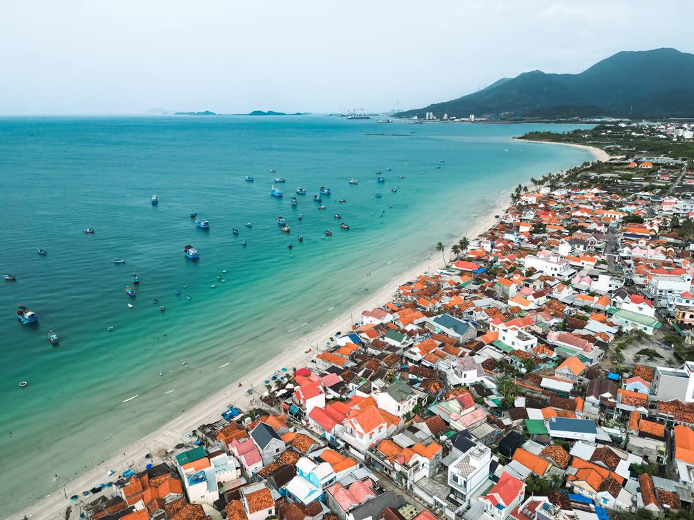 Dốc Lết là một trong những điểm du lịch biển đẹp và yên bình nhất ở tỉnh Khánh Hòa, nổi bật với bãi biển dài, nước trong xanh và những đụn cát trắng mịn. Ảnh: NVCC