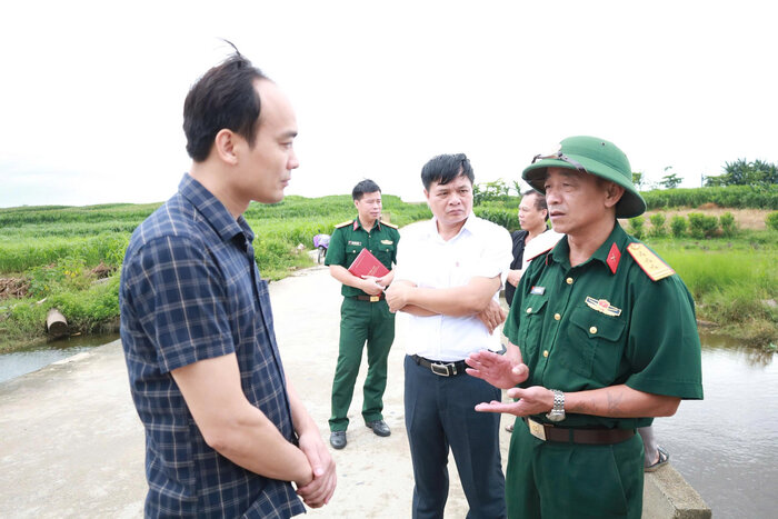 Bộ Tư lệnh Thủ đô kiểm tra công tác phòng thủ, ứng phó với bão tại xã đảo Minh Châu. Ảnh: Trúc Như