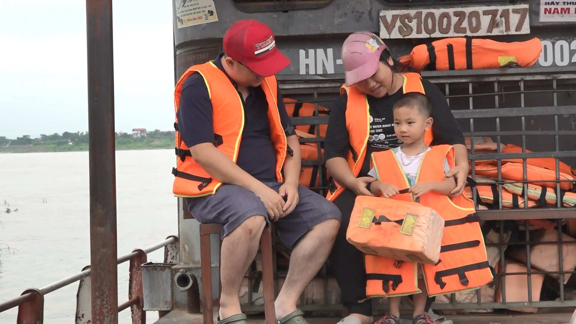 Lãnh đạo xã Minh Châu kiểm tra công tác an toàn tại các bến ngoài sông. Ảnh: Anh Tuấn
