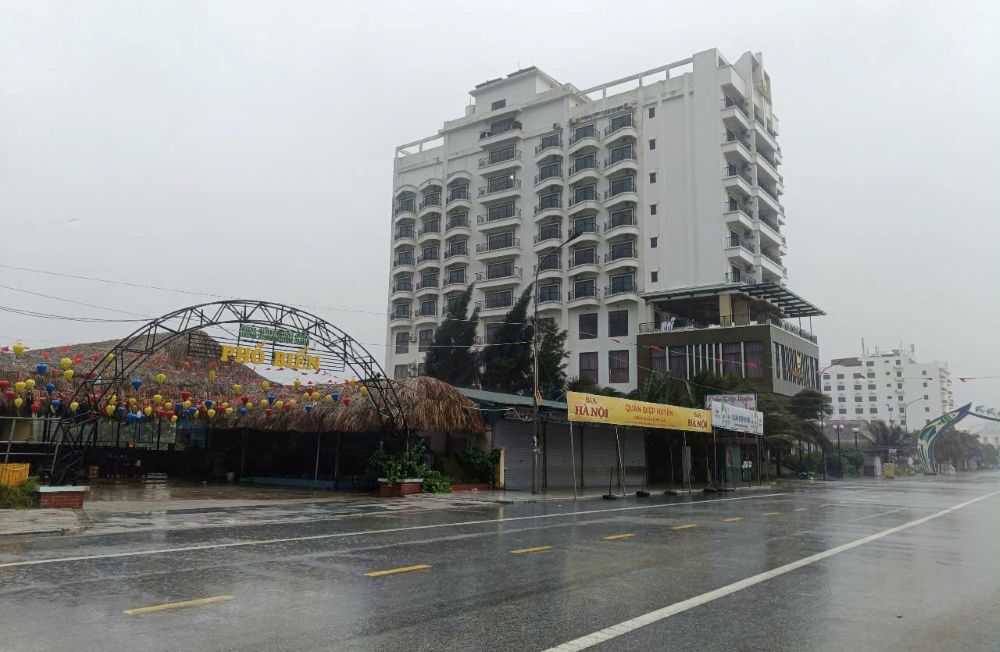 Nhiều cơ sở lưu trú, nhà hàng, khách sạn tại biển Hải Tiến đóng cửa. Ảnh: Quách Du