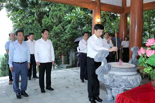 Chủ nhiệm UBKT Trung ương Nguyễn Duy Ngọc dâng hương tại ATK Định Hóa