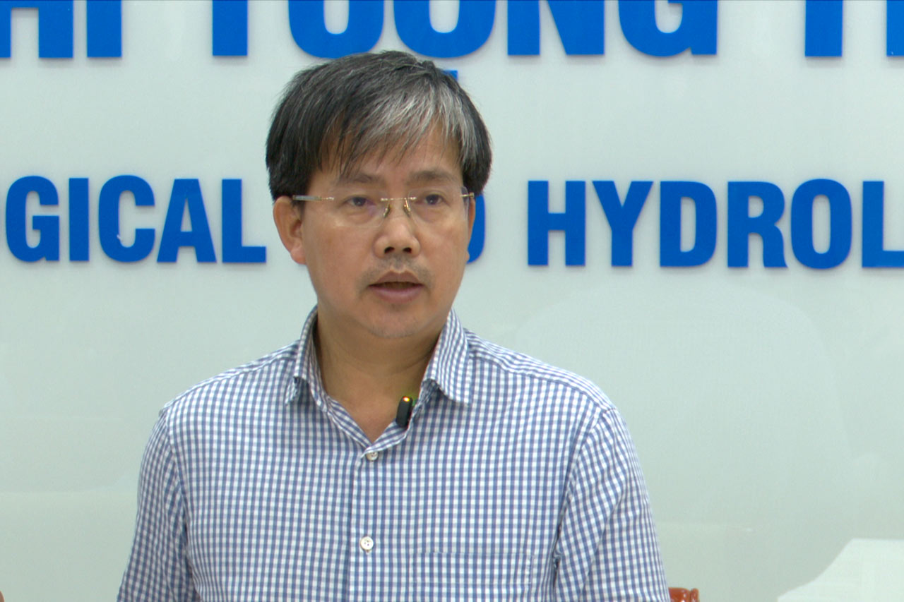 Ông Mai Văn Khiêm cung cấp thông tin cập nhật về bão số 3. Ảnh: Vũ Linh