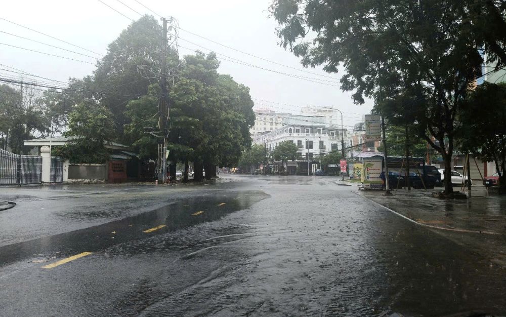 Cũng do ảnh hưởng của bão số 3, mưa lớn kéo dài khiến một số tuyến phố ở phường Hạc Thành, tỉnh Thanh Hóa ngập cục bộ trong sàng 22.7. Ảnh: Quách Du