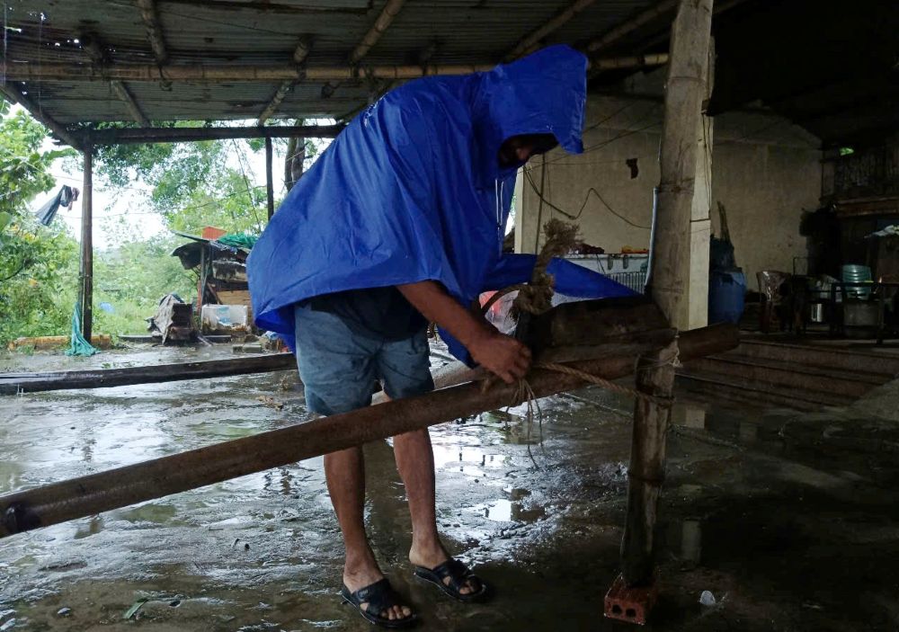 Ông Đỗ Lường Nghiêm (trú tại xã Hoằng Thanh, tỉnh Thanh Hóa) cho biết, từ đêm 21.7 đến sáng hôm nay (22.7) gia đình ông đã phải gồng mình gia cố, chằng chống khu lán trại trước bờ biển, nhằm hạn chế thấp nhất thiệt hại có thể xảy ra. Ảnh: Quách Du