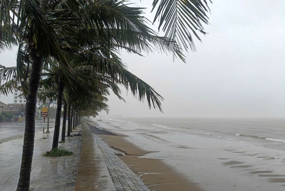Thời tiết tại biển Hải Tiến lúc 7h 30 phút ngày 22.7, có mưa rất to, gió bắt đầu mạnh. Ảnh: Quách Du