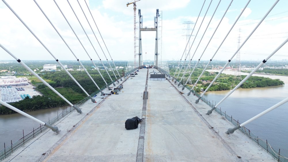 Thiết kế dây văng 2 mặt phẳng với trụ tháp hình chữ H cao 135m không chỉ mang tính thẩm mỹ hiện đại mà còn đảm bảo độ chịu lực cho tĩnh không thông thuyền 55m, cao nhất Việt Nam, thuận tiện cho tàu thuyền lưu thông qua lại, bao gồm cả tàu biển lớn.