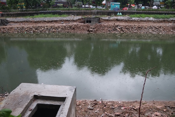Các công trình cải tạo ven sông Tô Lịch đang được thực hiện. Ảnh: Nguyễn Linh
