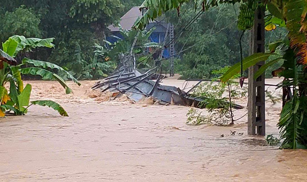 Mưa lũ gây ra hậu quả nghiêm trọng về cơ sở hạ tầng giao thông. Ảnh: Hải Dương