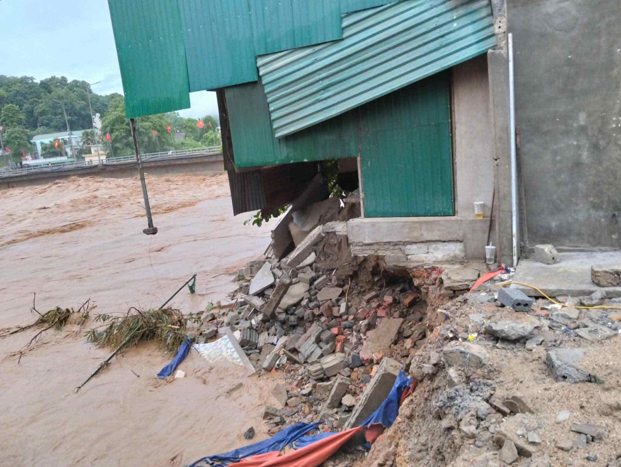 Nhiều ngôi nhà bị lũ cuốn trôi. Ảnh: Hải Dương