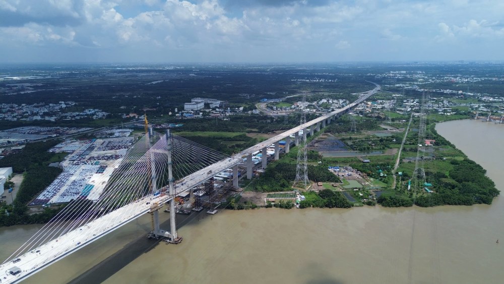 Dự kiến toàn bộ công trình cầu Bình Khánh sẽ hoàn thành vào ngày 30.8 để kết nối với cao tốc Bến Lức - Long Thành. Ảnh: Anh Tú