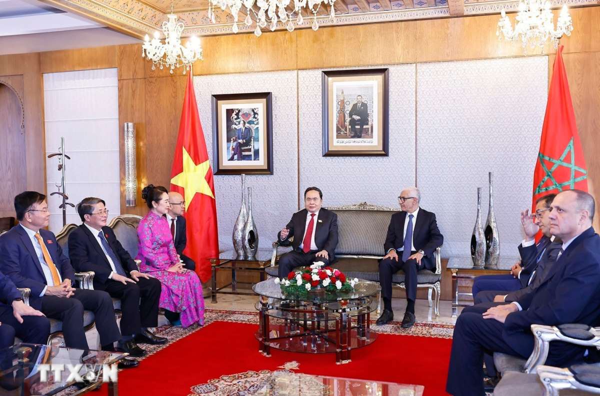 Chủ tịch Quốc hội Trần Thanh Mẫn gặp ngắn Chủ tịch Hạ viện Vương quốc Morocco Rachid Talbi Alami tại Sân bay Sale Rabat. Ảnh: TTXVN
