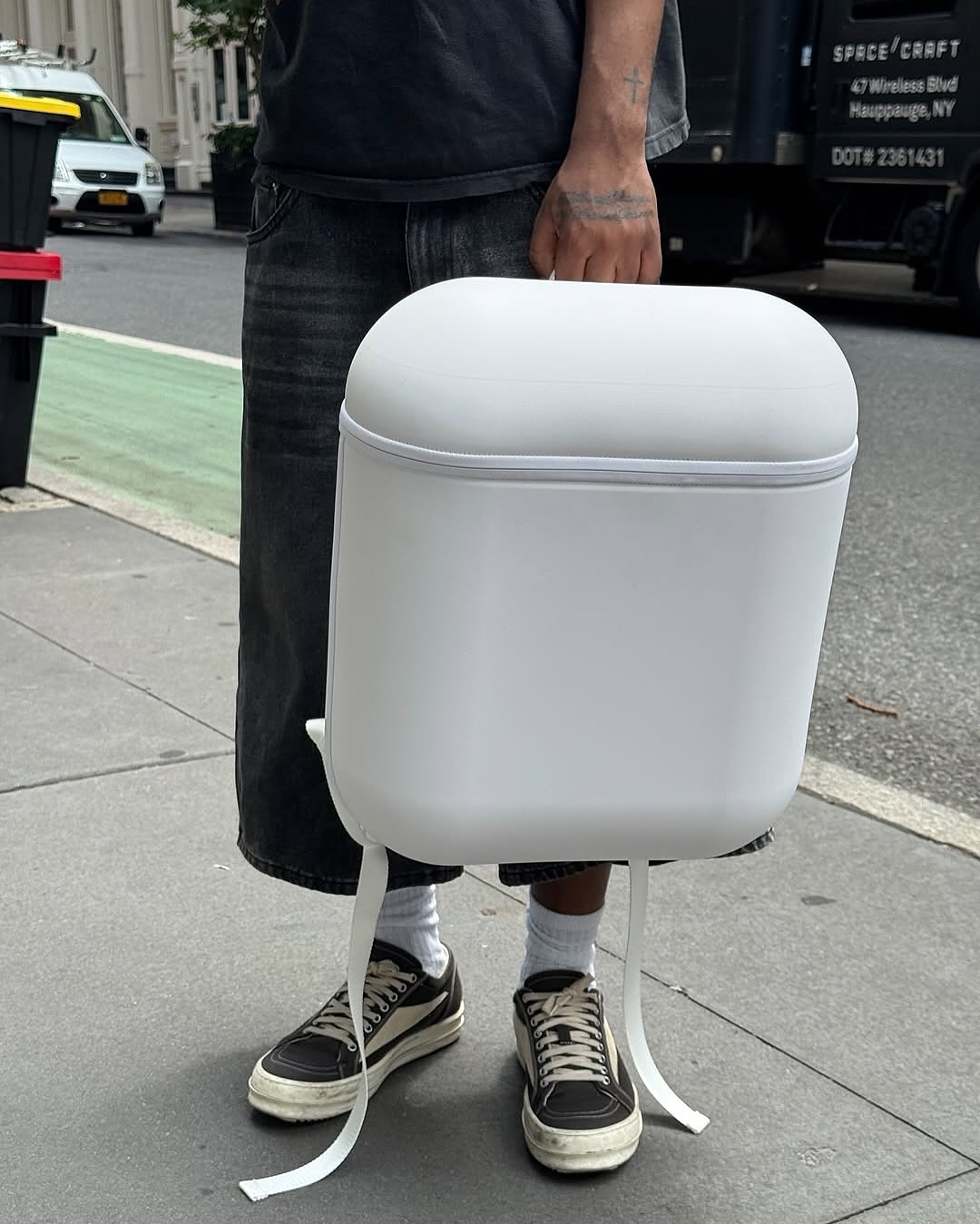 Độc lạ balo hình AirPods- Ảnh 5.