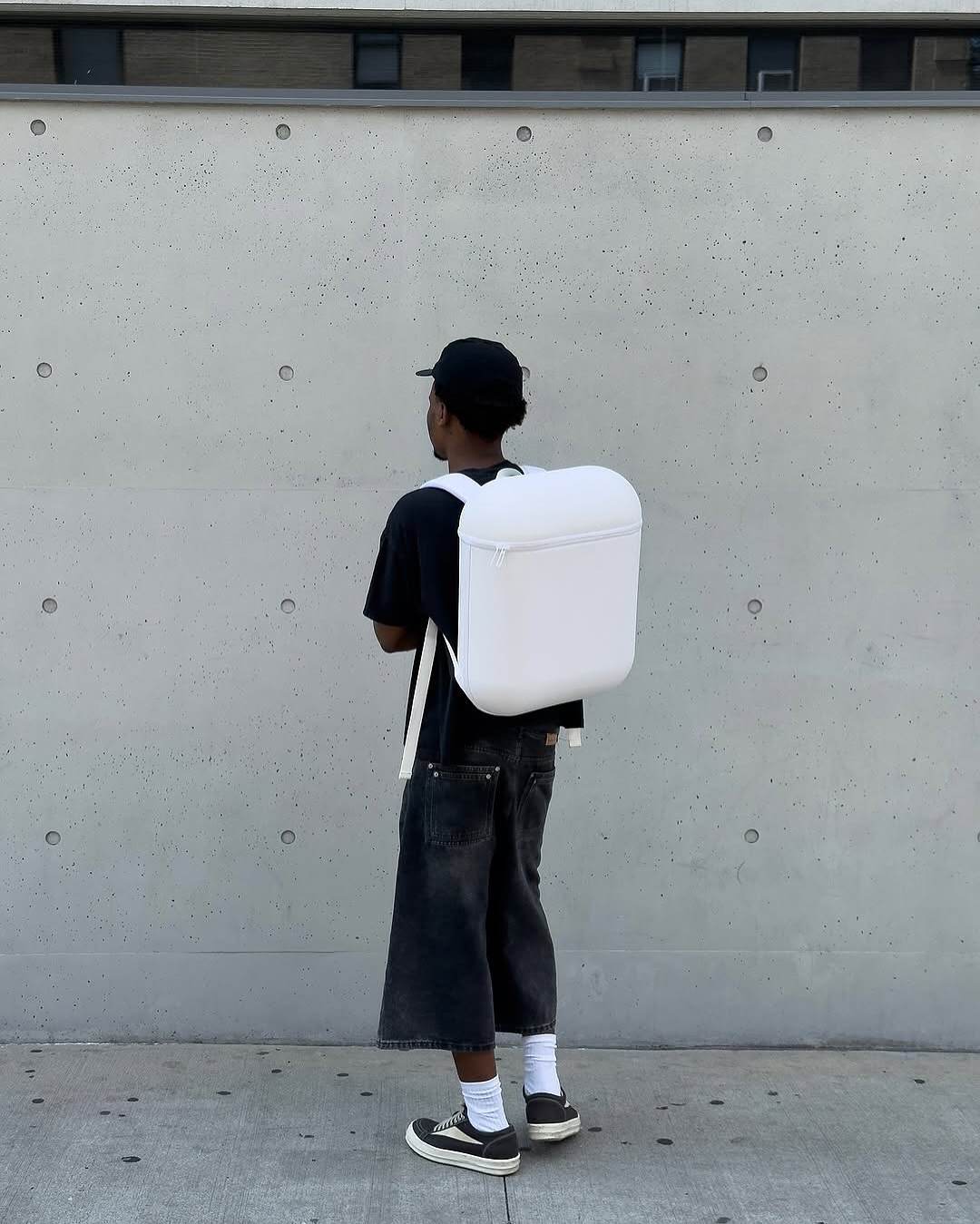 Độc lạ balo hình AirPods- Ảnh 3.