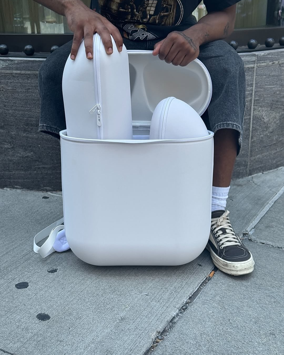 Độc lạ balo hình AirPods- Ảnh 6.