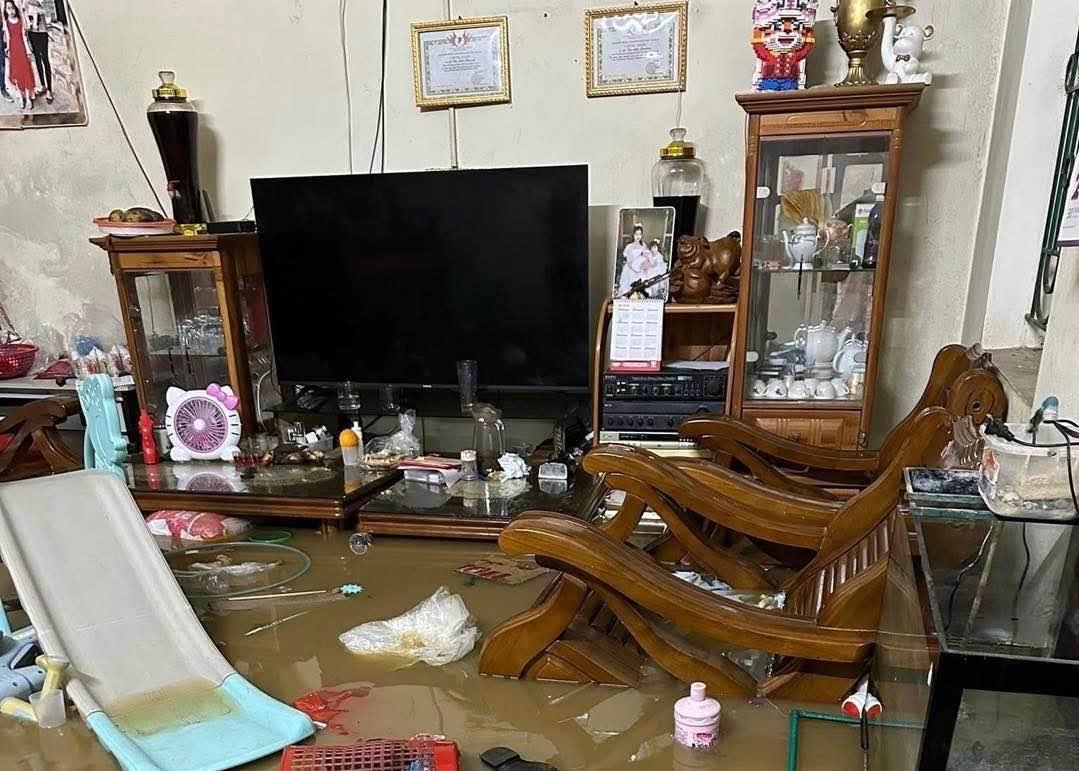 Nhiều đồ đạc của người dân bị ngập sau trận mưa lớn trong đêm. Ảnh: Người dân cung cấp