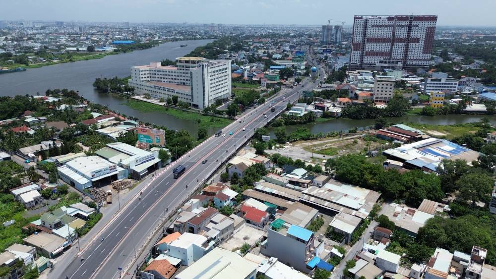 Khi hoàn thành, đoạn đường qua TPHCM cũ sẽ được mở rộng lên 60 m với 10 làn xe. Ảnh: Anh Tú