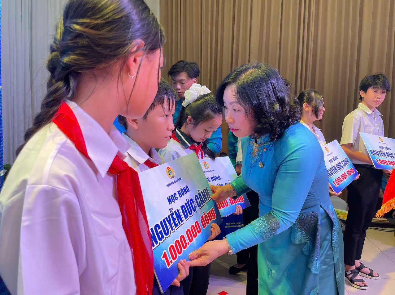 Bà Thái Thu Xương trao học bổng động viên học sinh vượt khó. Ảnh: Đình Trọng