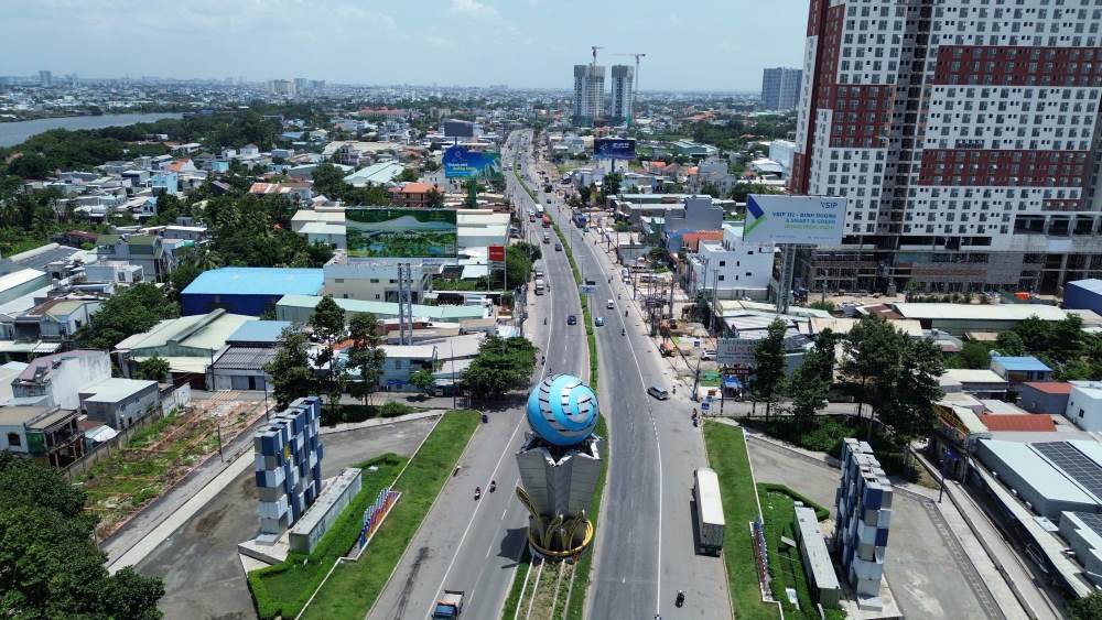 Trên địa phận Bình Dương cũ, đoạn Quốc lộ 13 dài khoảng 15 km (từ cổng chào Vĩnh Phú đến đường Lê Hồng Phong) cũng đang tăng tốc trong công tác giải phóng mặt bằng và di dời hạ tầng kỹ thuật. Ảnh: Anh Tú