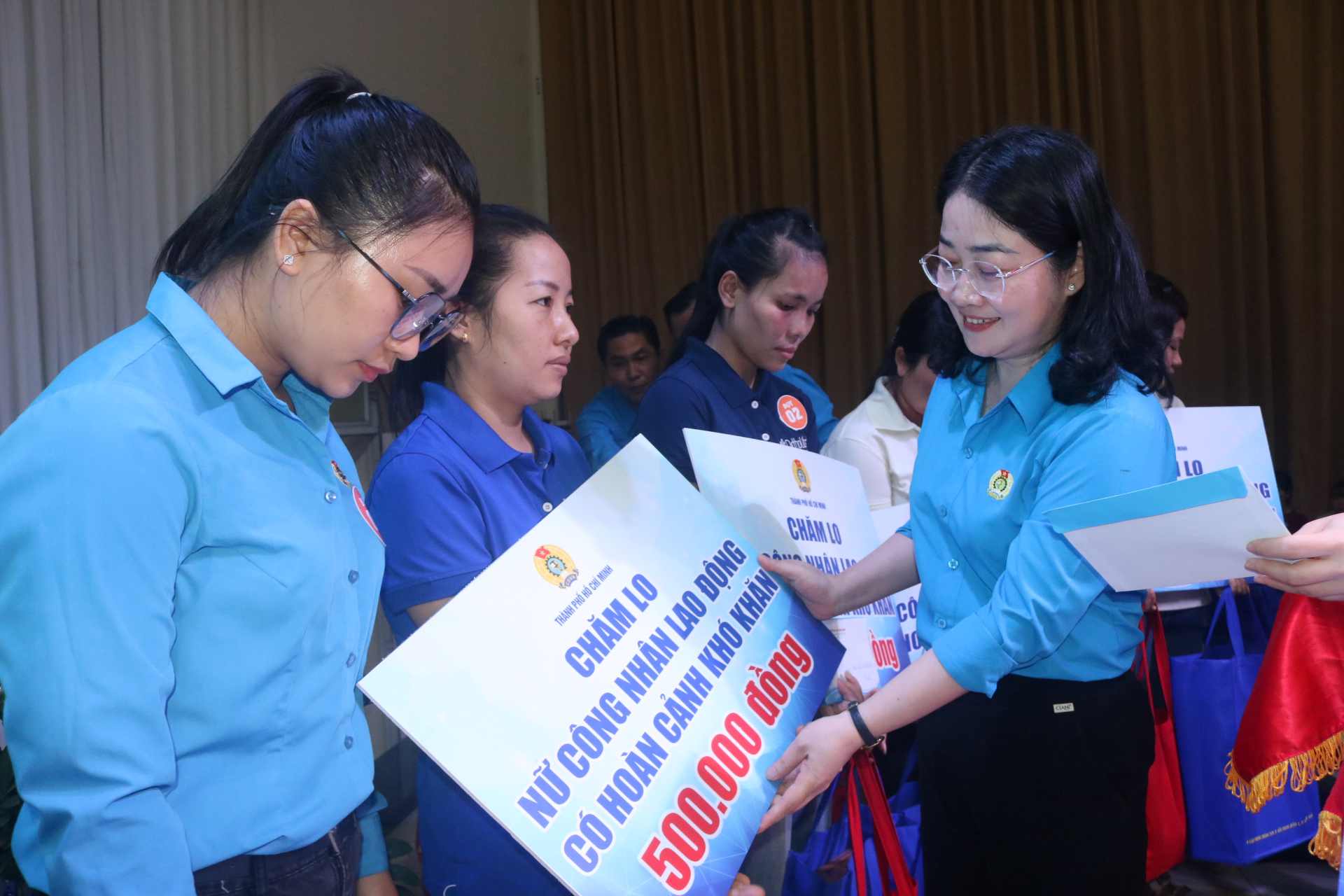 Bà Nguyễn Kim Loan - Phó Chủ tịch LĐLĐ TPHCM trao quà cho công nhân lao động khó khăn. Ảnh: Đình Trọng