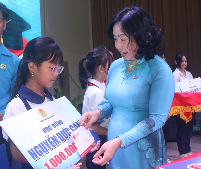 Trao học bổng Nguyễn Đức Cảnh cho 300 học sinh ở TPHCM