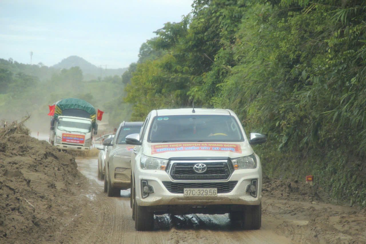 Các đoàn xe thiện nguyện nối đuôi nhau về miền Tây Nghệ An hỗ trợ người dân vùng lũ. Ảnh: Phạm Chung