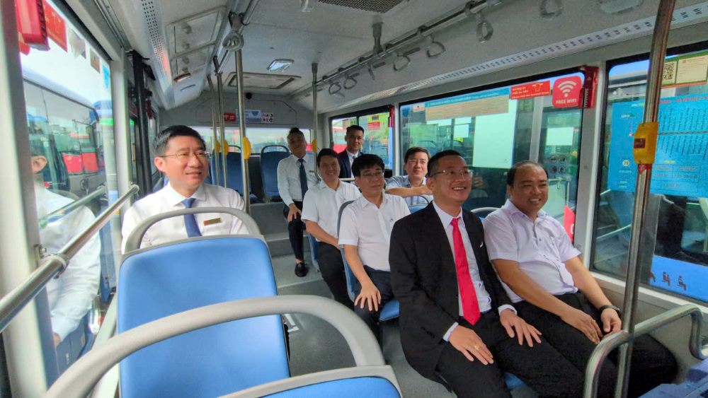 Đại diện Sở Xây dựng và các ban ngành trải nghiệm thực tế tuyến xe buýt điện mới. Ảnh: Anh Tú