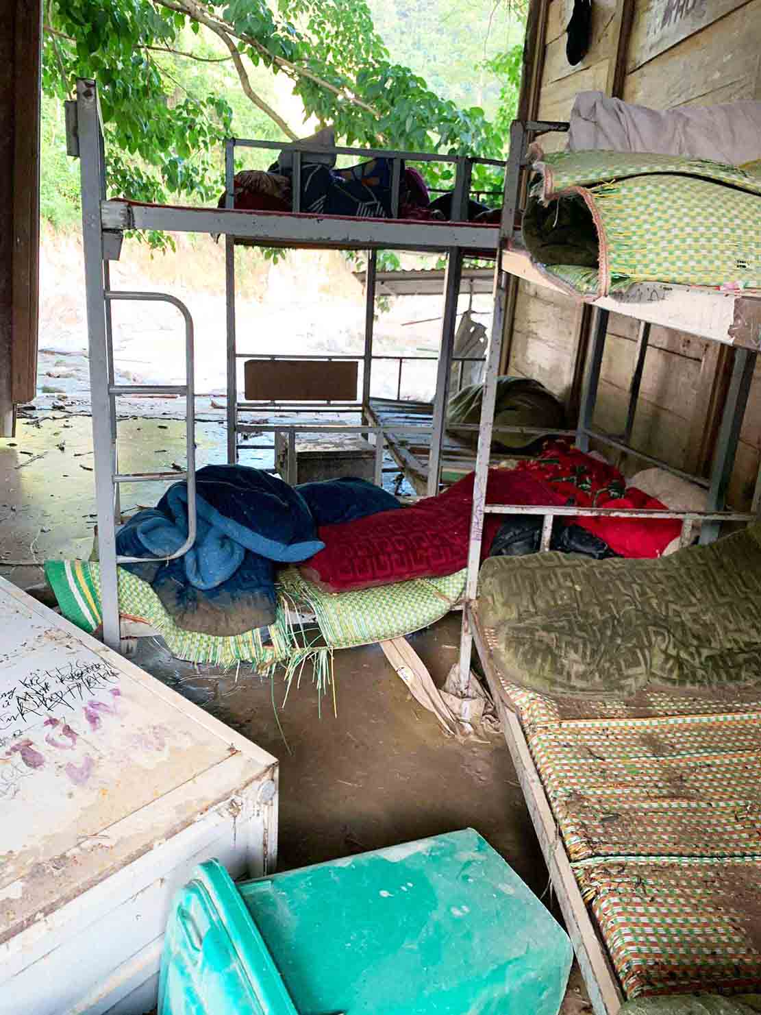 Đồ dùng bán trú của học sinh bị ngập, bị cuốn trôi, hư hỏng gần hết. Ảnh: Văn Phương