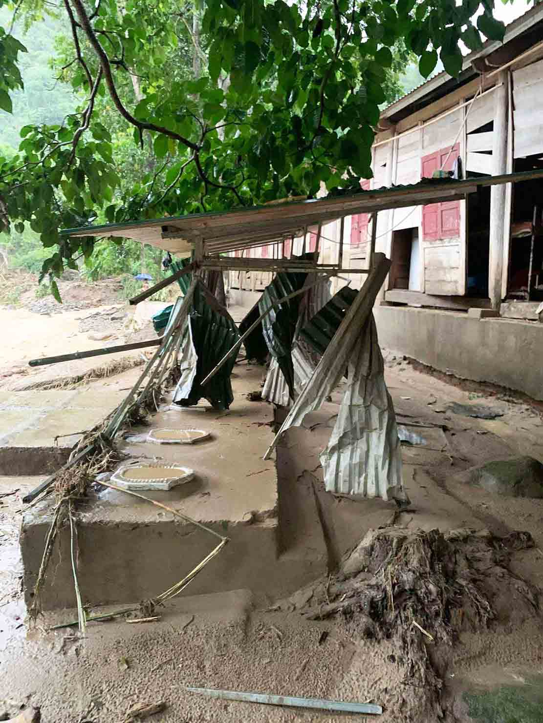 Hệ thống cơ sở bán trú dành cho học sinh của nhà trường bị hư hại nặng. Ảnh: Văn Phương