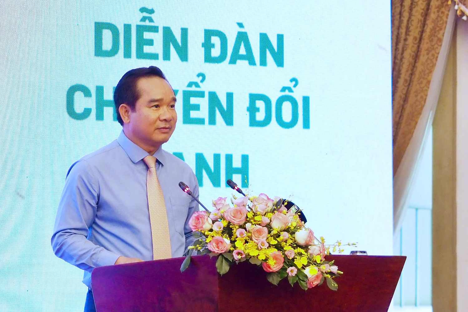 Chủ tịch UBND TPHCM Nguyễn Văn Được phát biểu tại diễn đàn. Ảnh: Hoàng Hùng