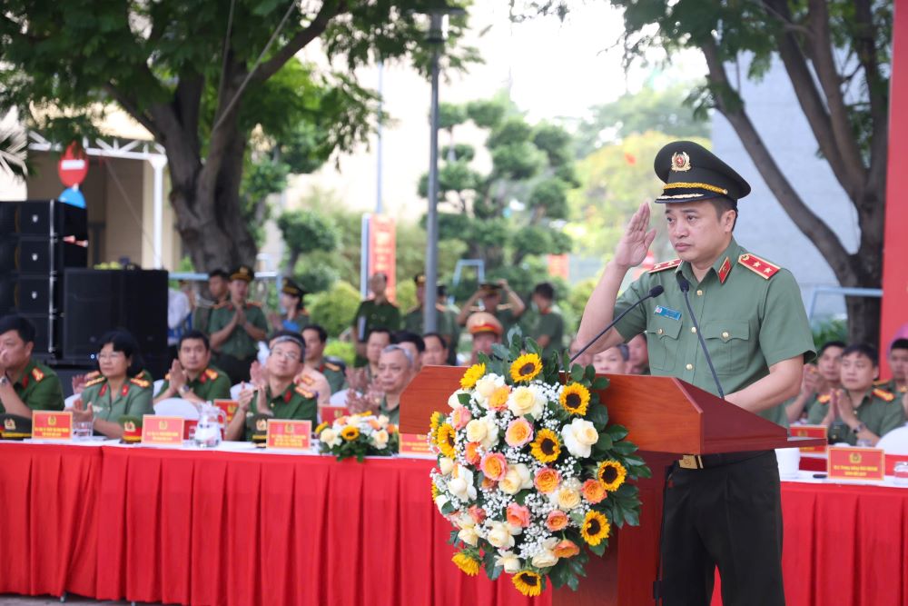 Trung tướng Mai Hoàng - Giám đốc Công an TPHCM phát biểu tại lễ ra quân. Ảnh: Tỷ Huỳnh