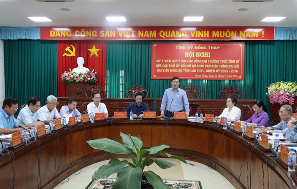 Đồng chí Lê Quốc Phong - Bí thư Tỉnh ủy Đồng Tháp tiếp thu các ý kiến góp ý. Ảnh: Cổng thông tin điện tử Đồng Tháp.