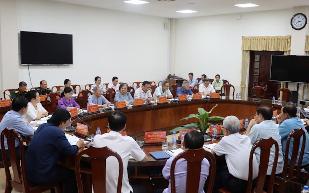 Thường trực Tỉnh ủy qua các thời kỳ của tỉnh Tiền Giang và Đồng Tháp (cũ) tham gia góp ý dự thảo văn kiện Đại hội đại biểu Đảng bộ tỉnh lần thứ I. Ảnh: Cổng thông tin điện tử Đồng Tháp.