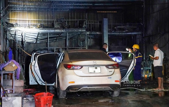 Một garage ôtô ở Huế bất ngờ bốc cháy trong đêm