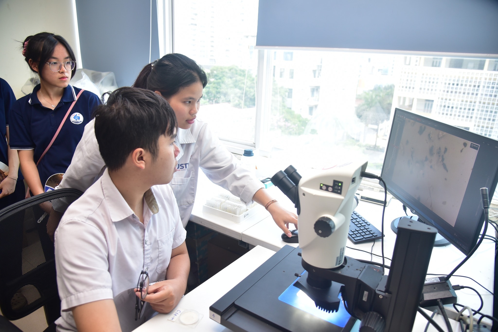 Các trường tham gia chương trình đào tạo nhân lực bán dẫn sẽ phải xây dựng chương trình theo chuẩn thống nhất, kết hợp đào tạo lý thuyết với thực hành tại doanh nghiệp, mở rộng liên kết quốc tế và tăng cường khả năng chuyển tiếp sau đại học.