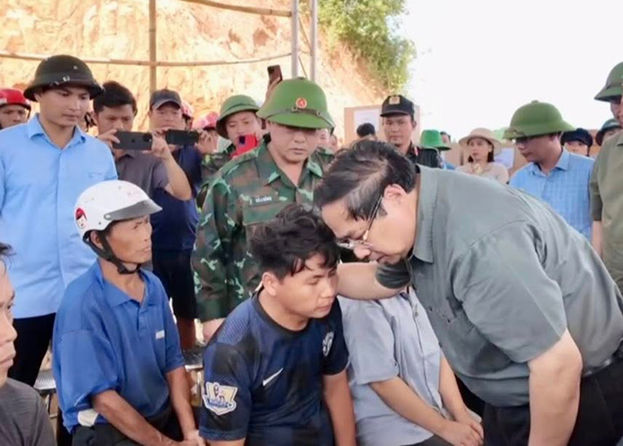 Thủ tướng Phạm Minh Chính thăm hỏi bà con vùng lũ Điện Biên. Ảnh: Công an Điện Biên